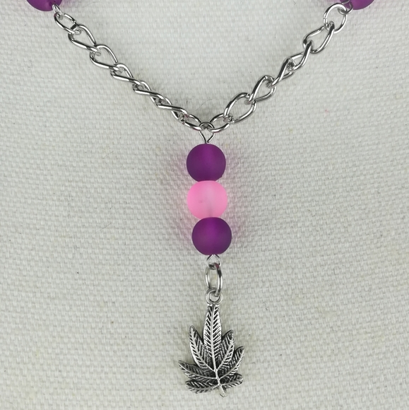 Unique colorful feminine cannabis leaf necklace pink & purple frosted glass - Picture 2 of 3
